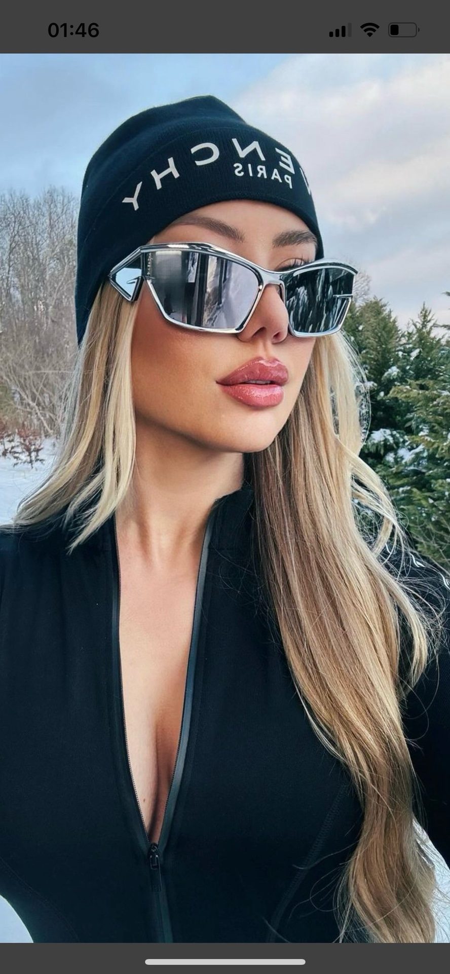 Unable to identify - these are lifestyle photos, not product photos