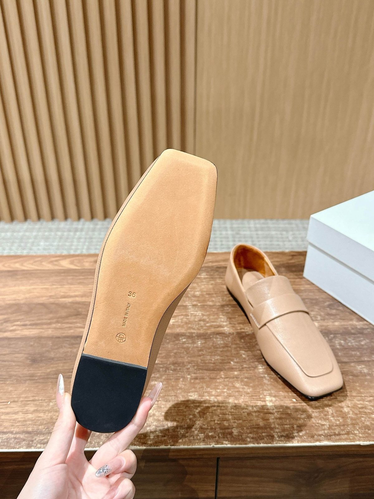 Hermès Leather Loafer Shoes Beige