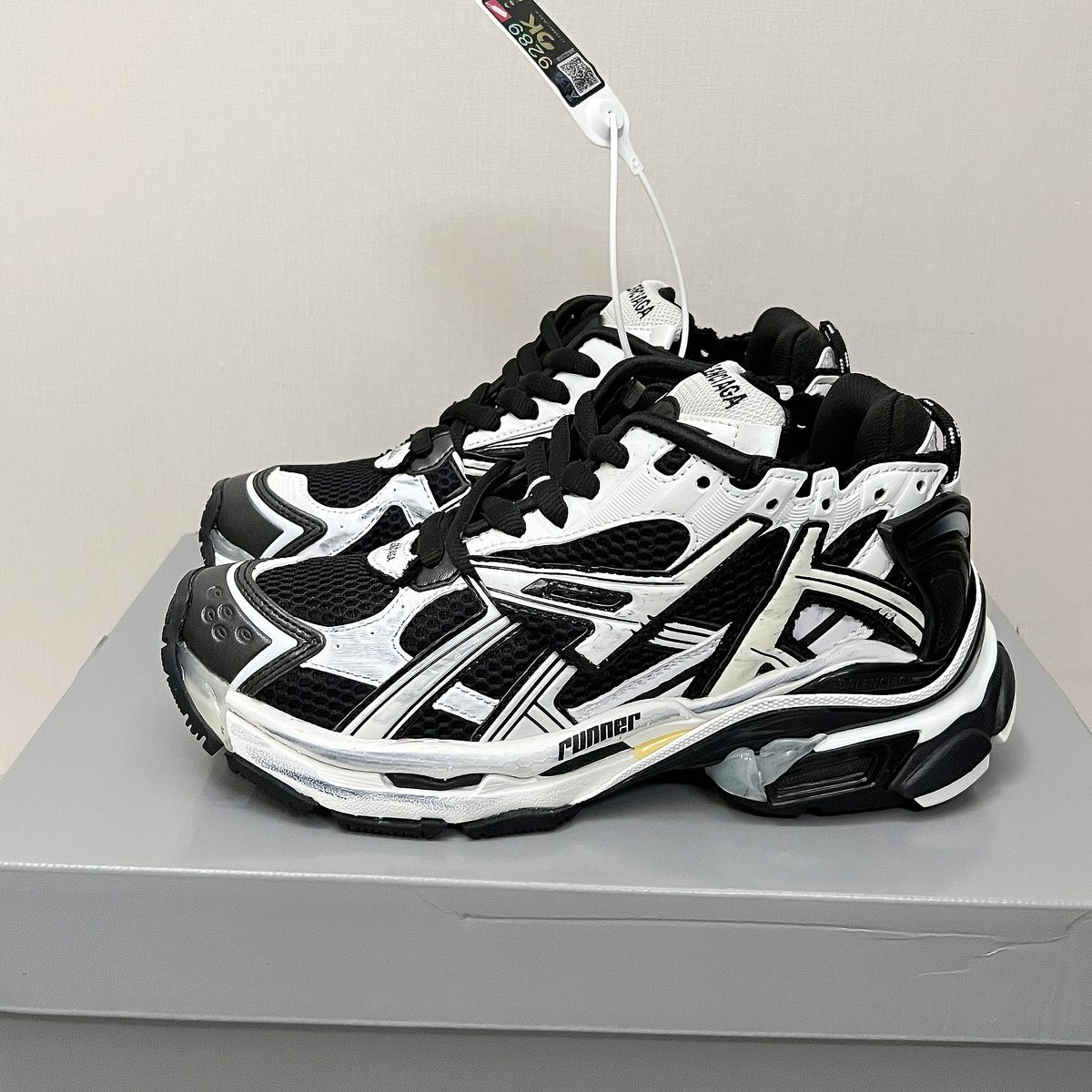 Puma Runner Black White Sneakers