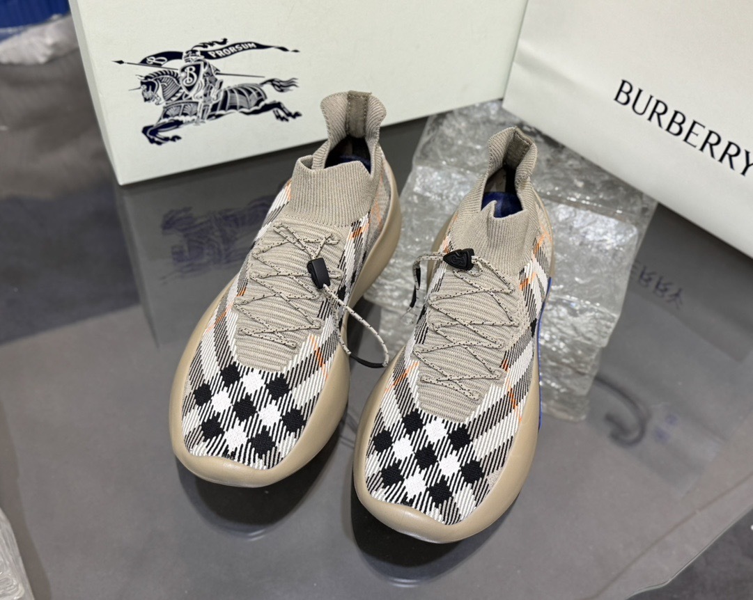 Burberry Knit Runner (Houndstooth Pattern, Beige/Cream Colorway)