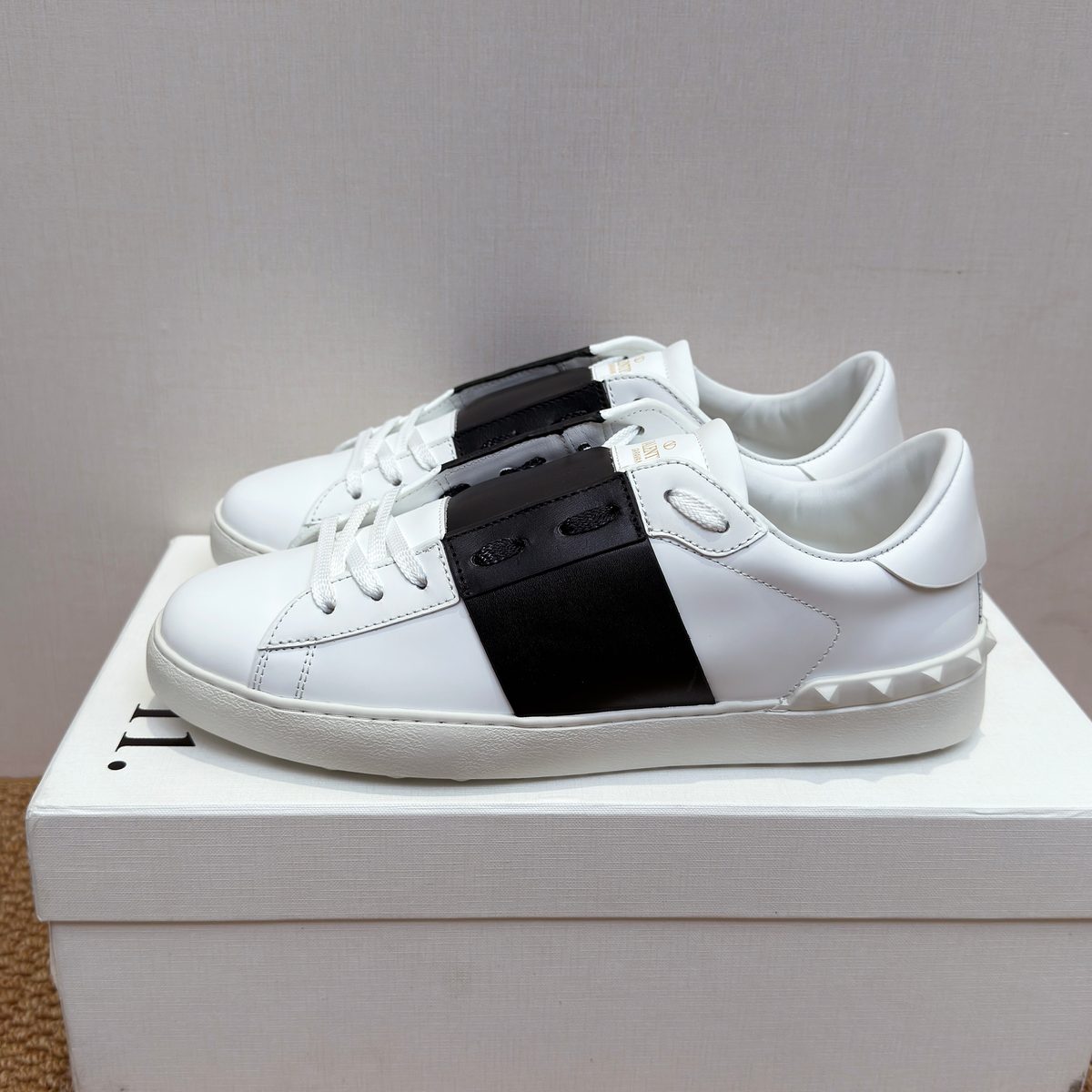 Valentino Rockstud White Leather Low-Top Sneaker