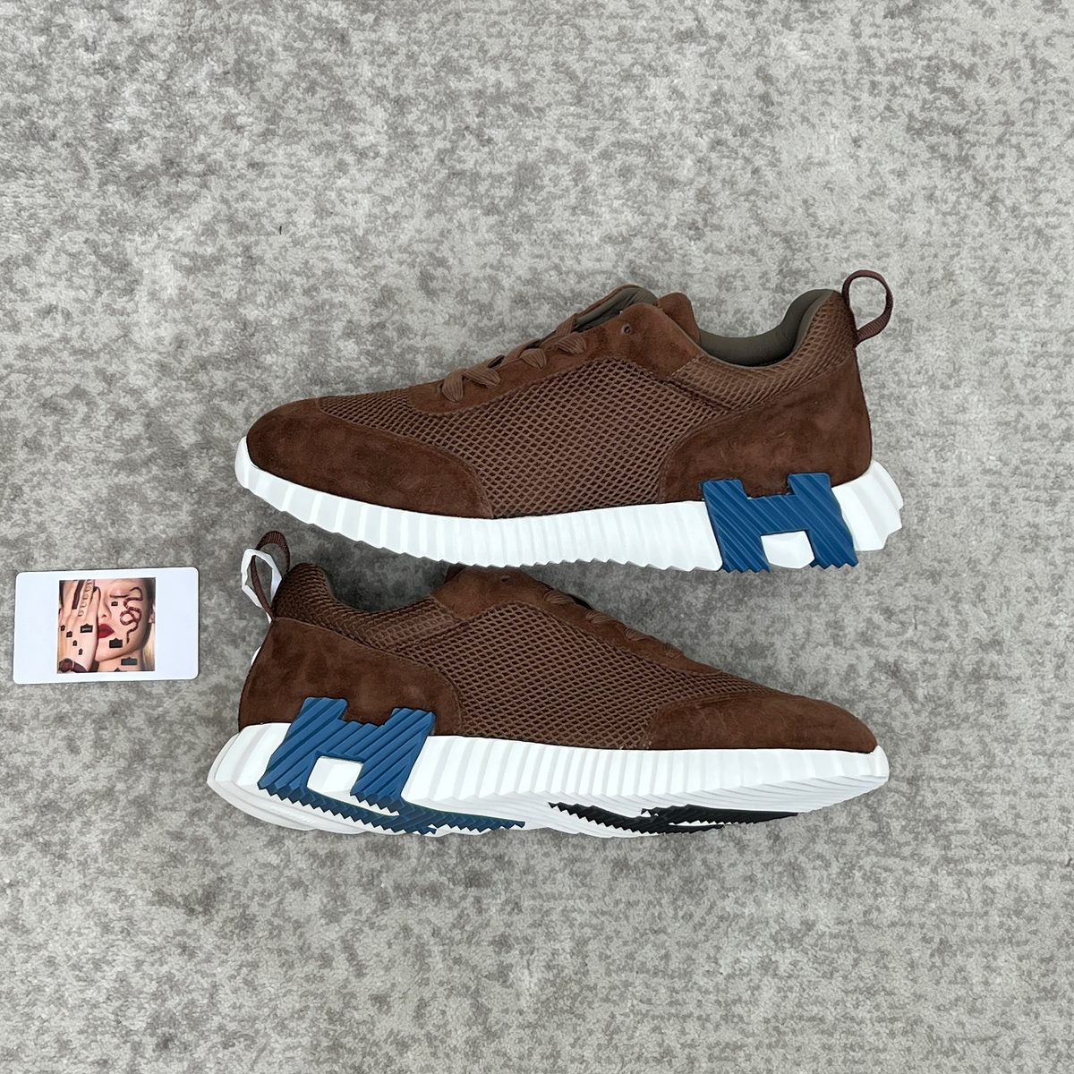 Unknown Brand Low Top Sneaker with Blue and White Heel Accent