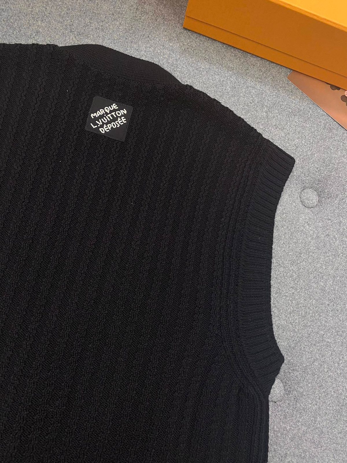 Marque L'Initton Décodée Black Ribbed Knit Vest