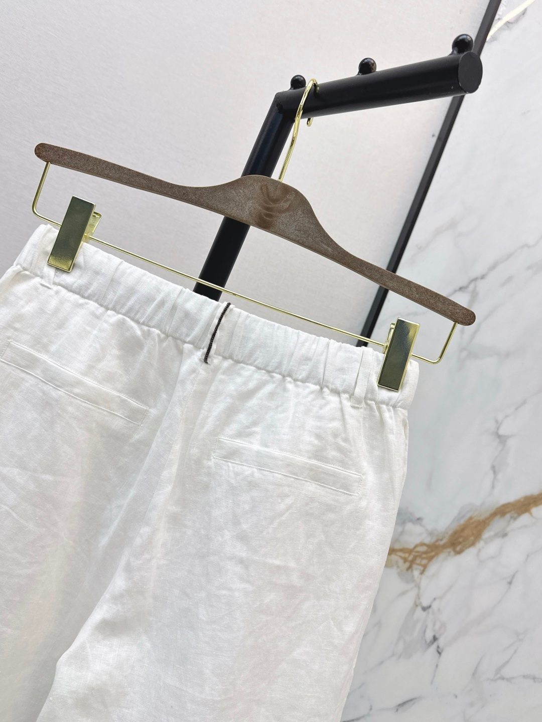 100% Linen High-Waisted Shorts White