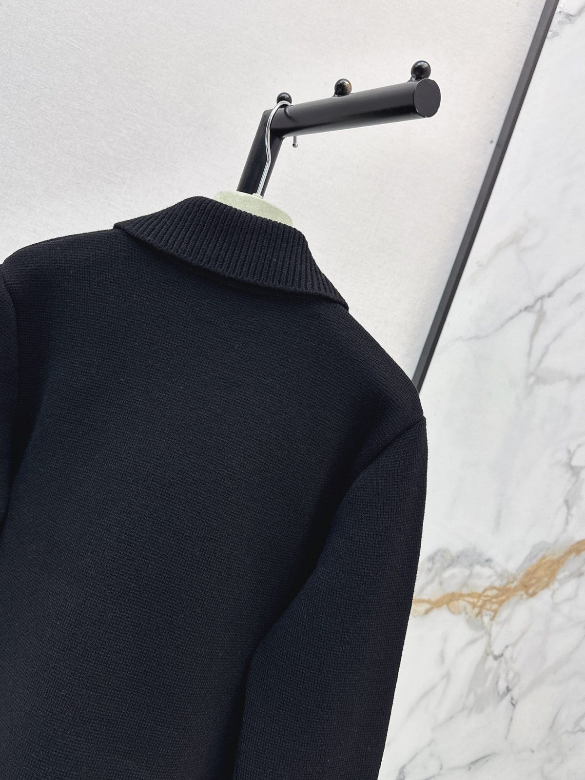 Luxury Cropped Zip Jacket with Pocket Details