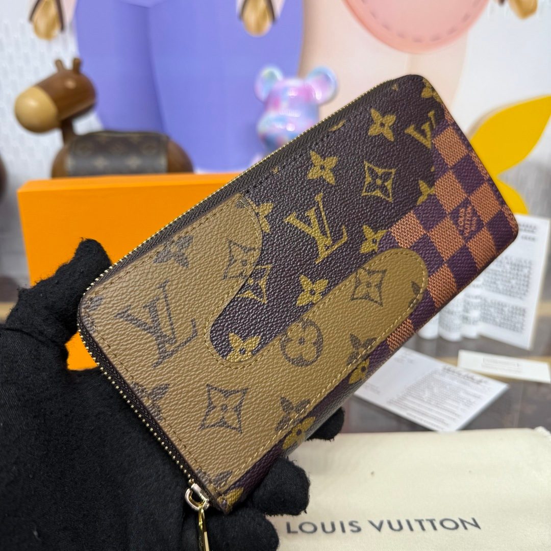 Louis Vuitton Monogram Canvas Zippy Wallet