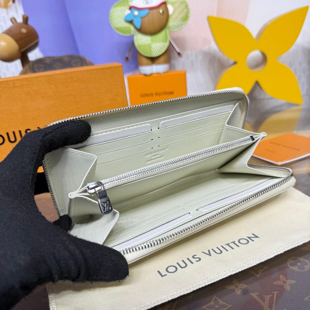 Louis Vuitton Zippy Wallet Cream Leather
