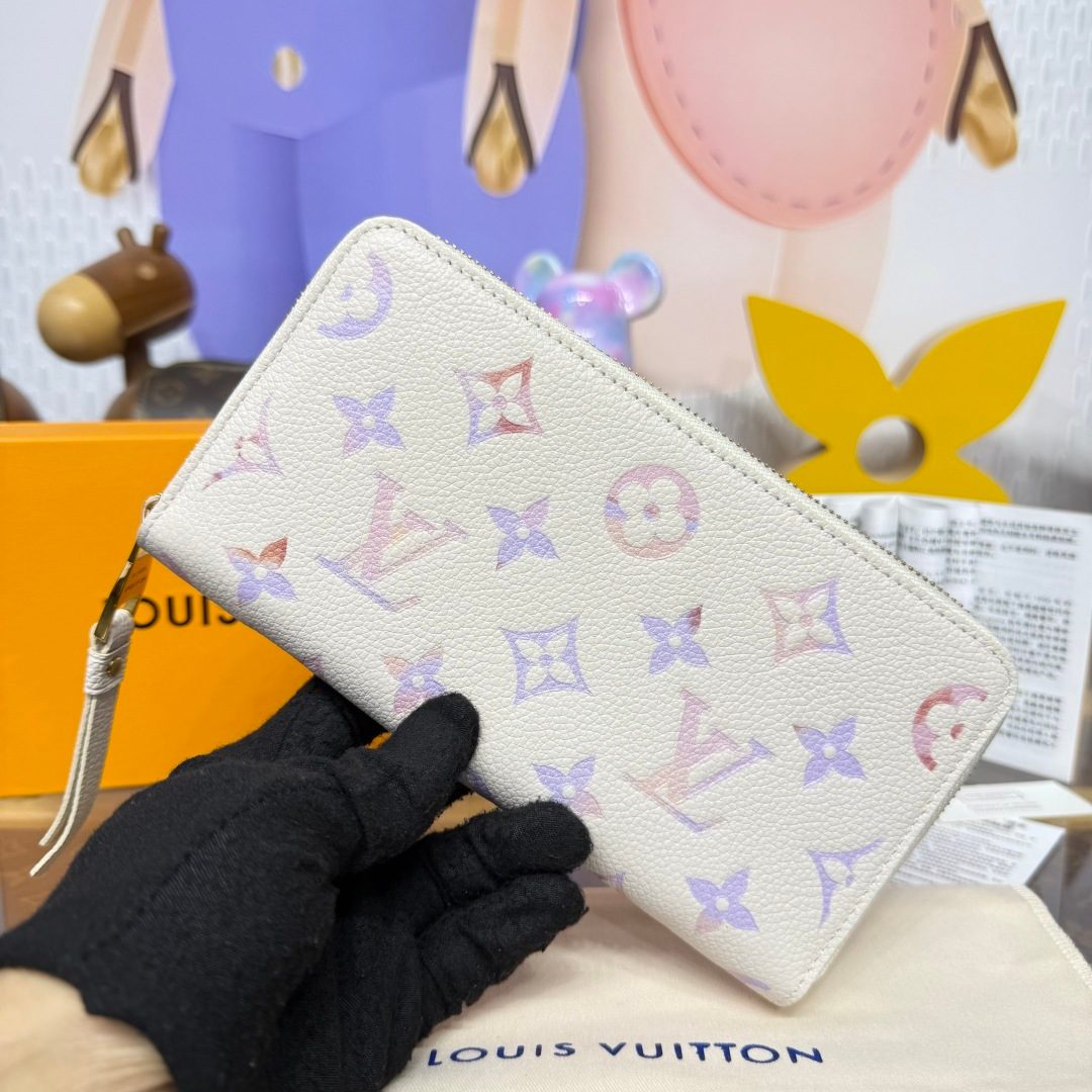 Louis Vuitton Monogram Vernis Zippy Wallet Cream