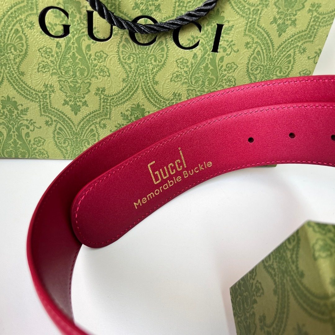 Gucci Memorabilia Buckle Leather Belt Pink
