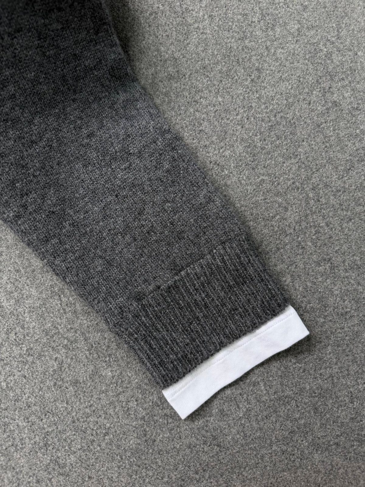 Luxury Cashmere Crewneck Sweater with Ribbed Cuffs