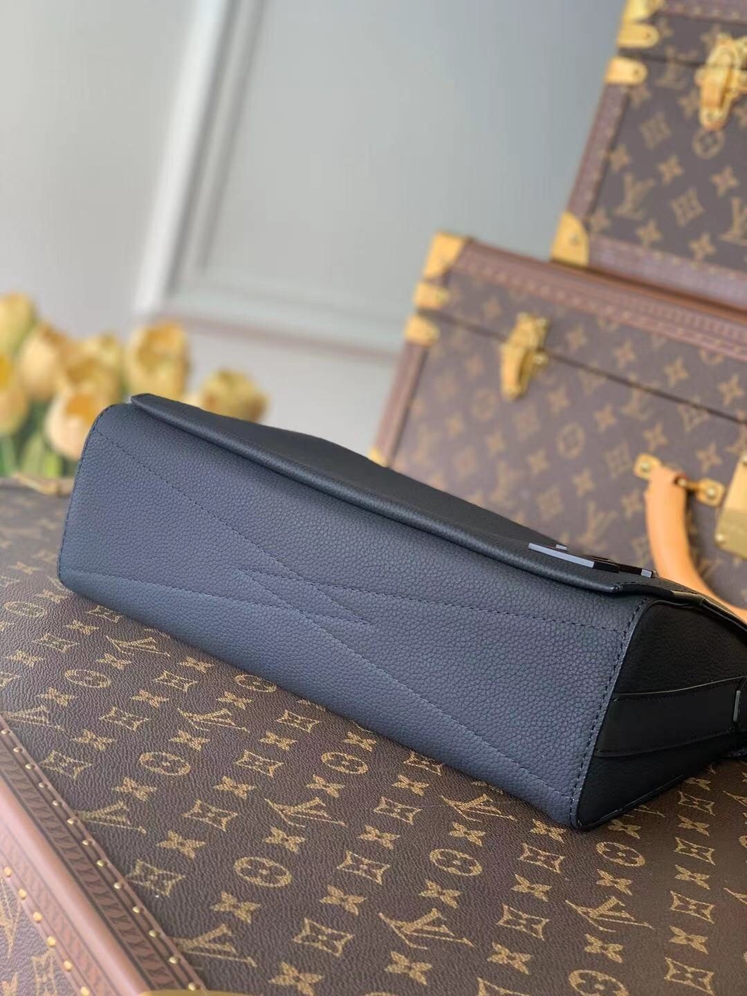 Louis Vuitton Shoulder Bag in Grey Leather