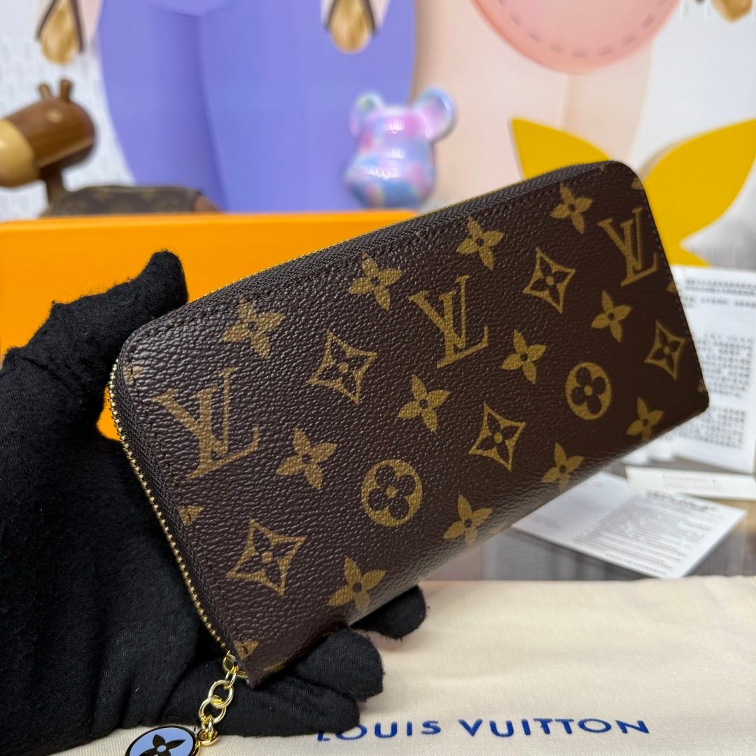 Louis Vuitton Monogram Zippy Wallet
